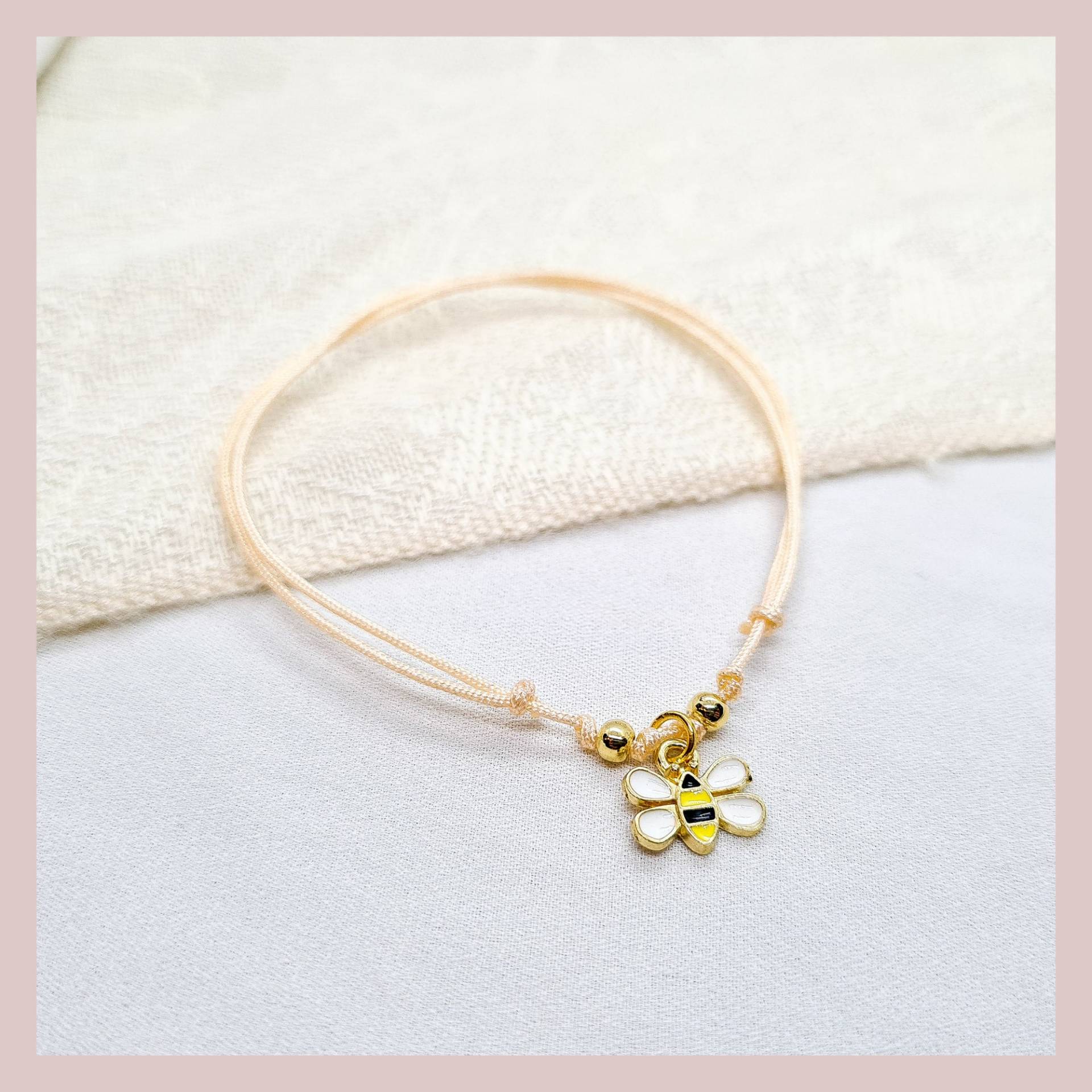 Filigranes Kinderarmband Mit Biene Anhänger Verschiedene Farben Schmuck Kinder Geschenk Mädchen Einschulung Filigranes Kinderarmband Mit Biene Anhänger Verschiedene Farben Schmuck Kinder Geschenk Mädchen Einschulung von GioielloDesign