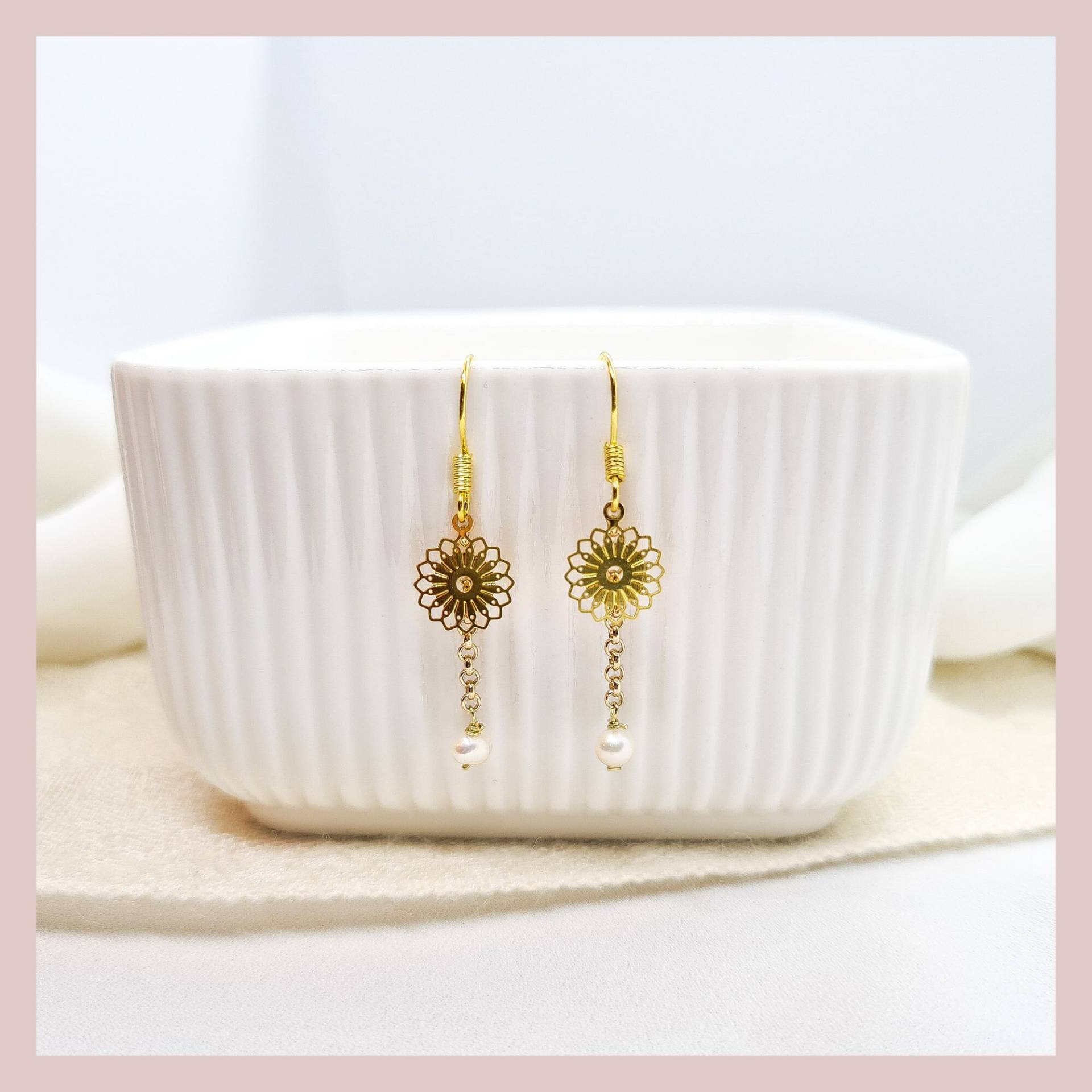 Hängeohrringe Gold Mit Blume Und Süsswasserperle Kette Mandala Boho Hochzeit Brautschmuck Hängeohrringe Gold Mit Blume Und Süsswasserperle Kette Mandala Boho Hochzeit Brautschmuck von GioielloDesign
