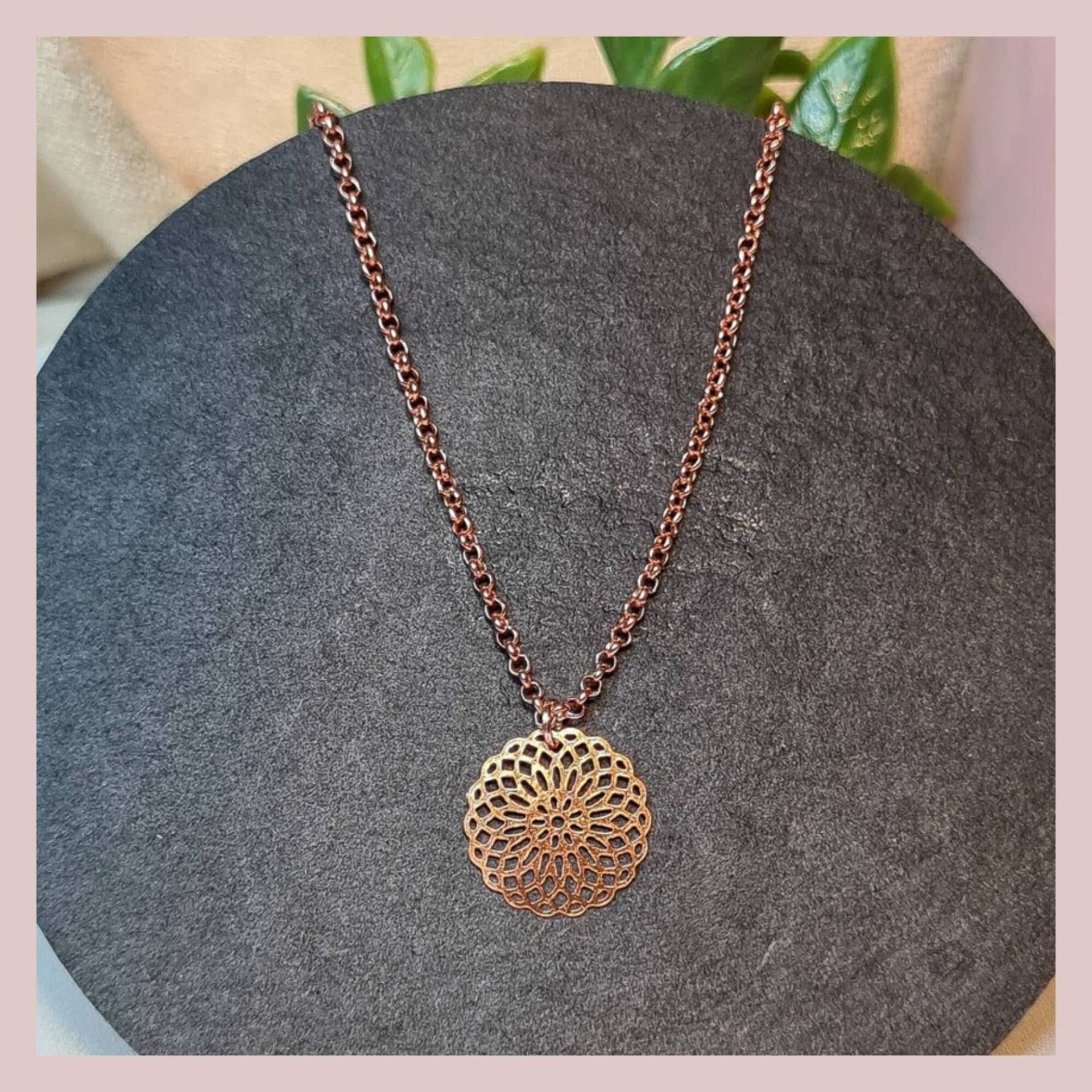 Kette Roségold Mit Mandala Anhänger Blume Boho Chic Kette Roségold Mit Mandala Anhänger Blume Boho Chic von GioielloDesign