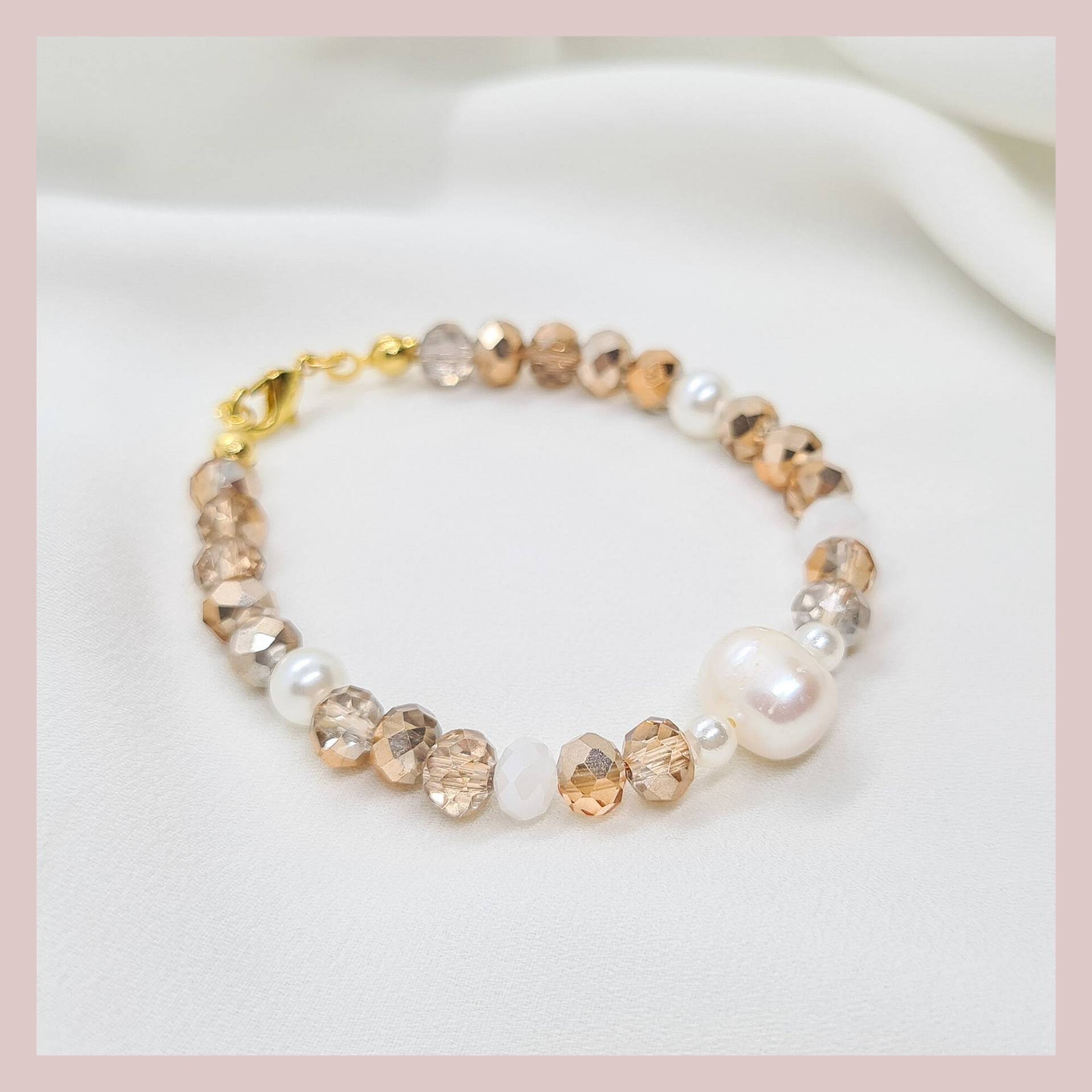 Perlenarmband in Gold Und Weiss Mit Süsswasserperle Facettierte Glasperlen Elegant Funkelnd Champagner Farben Geschenk Damen Perlenarmband in Gold Und Weiss Mit Süsswasserperle Facettierte Glasperlen Elegant Funkelnd Champagner Farben Geschenk Damen von GioielloDesign