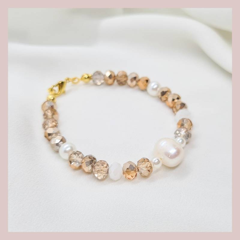 Perlenarmband in Gold Und Weiss Mit Süsswasserperle Facettierte Glasperlen Elegant Funkelnd Champagner Farben Geschenk Damen von GioielloDesign