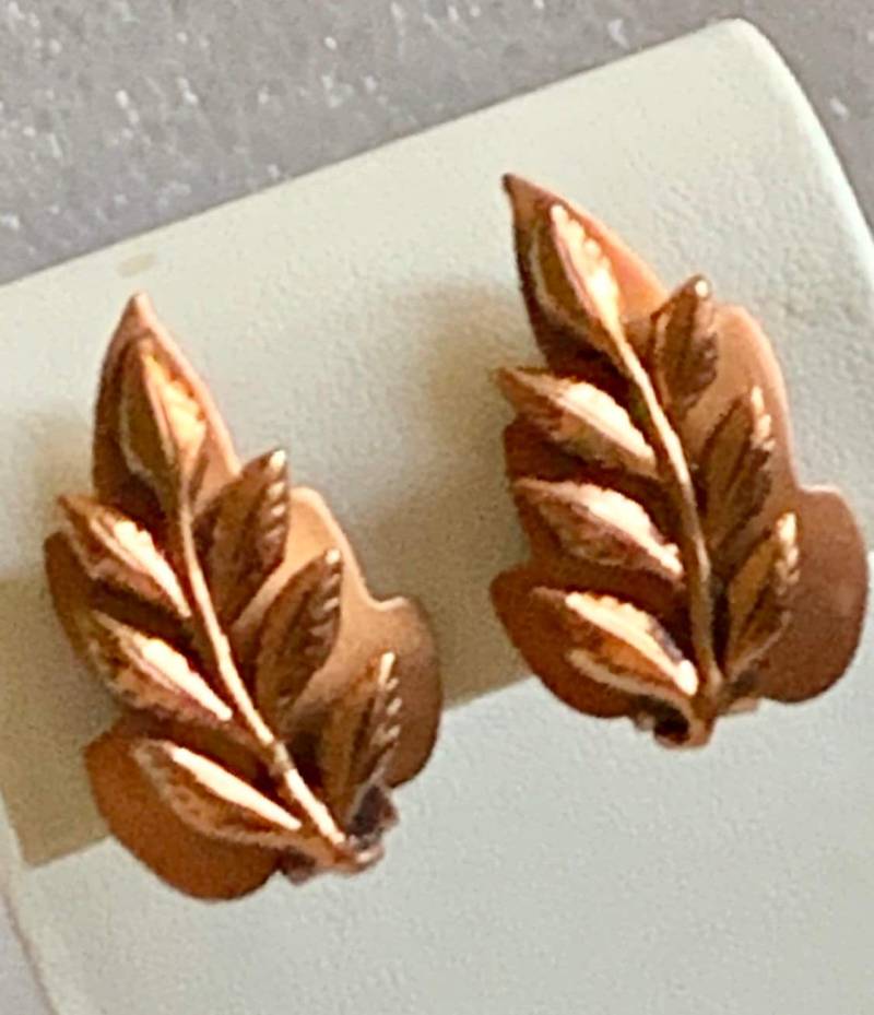 Verkauf Originalpreis 24.95 Renoir Vintage Ohrringe Kupferblätter 3D Design Clip On von GiosGems