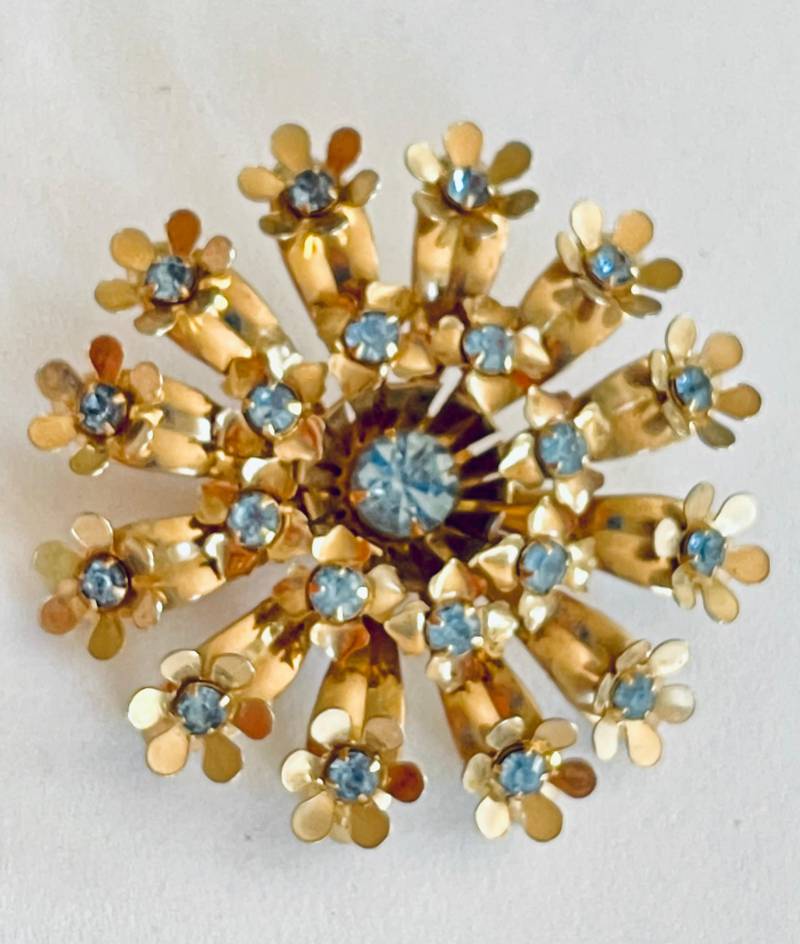 Vintage 60Er Jahre Zinn Brosche Aus Mexiko Gold Vermeil Flower Mit Himmelblauen Straß Ganz Außergewöhnlich von GiosGems