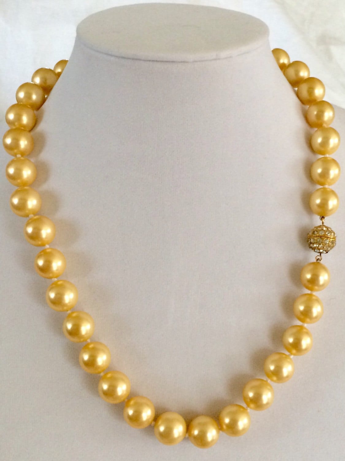 Vintage 80Er Jahre Perlenkette Mit Strass-Kugelverschluss Aus Creme Goldenen Glasperlen von GiosGems