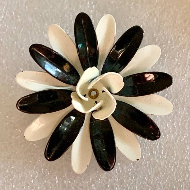 Vintage Brosche Schwarz & Weiß Emaille Blumen 3D Pop Art Effekt von GiosGems