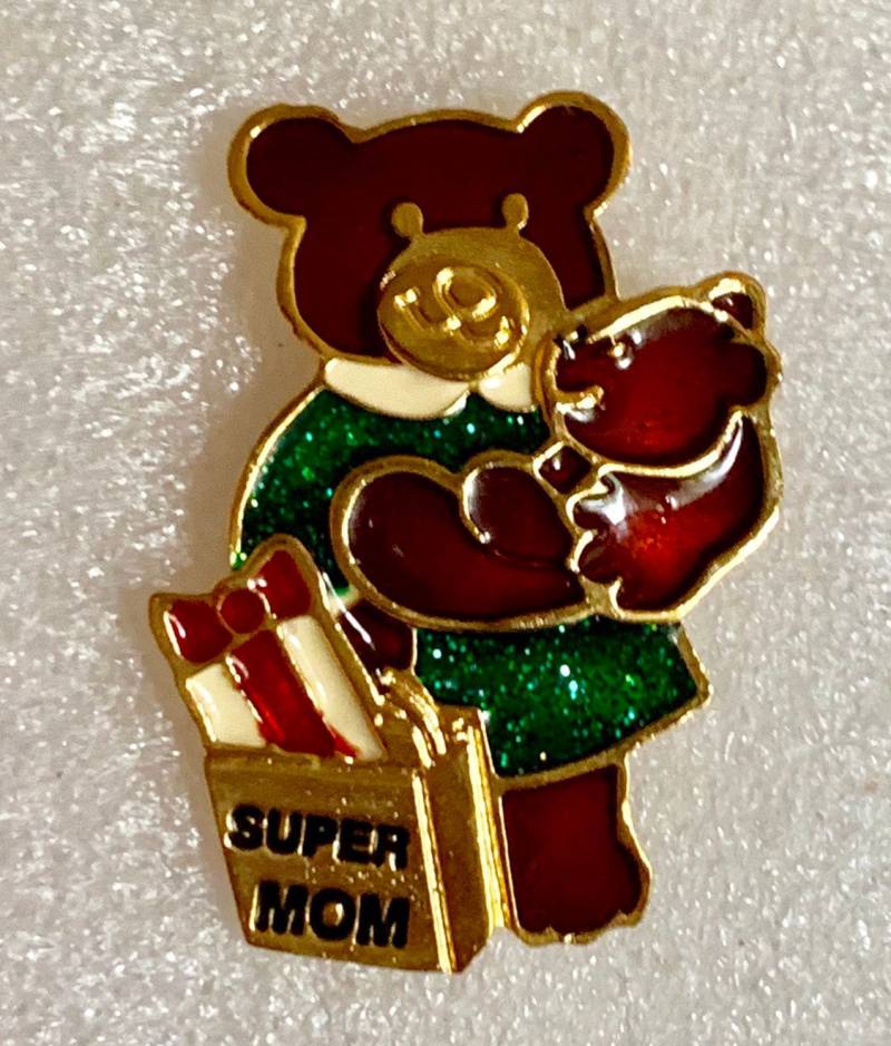 Vintage Brosche Weihnachtsbär Mit Geschenken. Rote Und Grüne Emaille Über Goldton Für Super Mom, Wie Auf Der Goldenen Geschenkbox Vermerkt von GiosGems