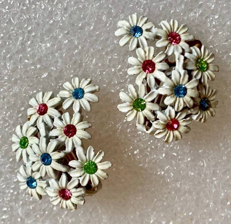 Vintage Emaille Ohrringe Weiße Florale Cluster Mit Gemischten Strasssteinen Perfekte Sommer Hochzeit Accessoire von GiosGems