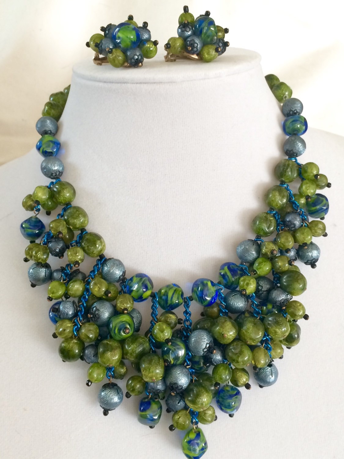 Vintage Hobe Set Halskette & Ohrringe Cascading Blau Und Grün Kunst Glas Auf Metall Kette von GiosGems