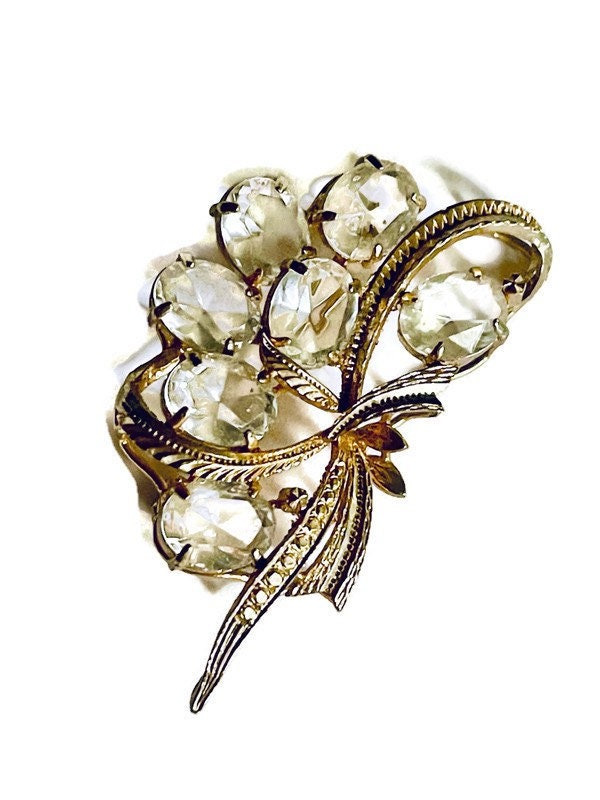 Vintage Kristall Brosche Blumenmuster Mit Klaren Ovalen Steinen in Goldfarbener Fassung Vintage Kristall Brosche Blumenmuster Mit Klaren Ovalen Steinen in Goldfarbener Fassung von GiosGems