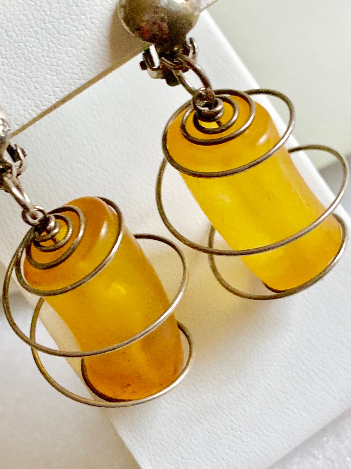 Vintage Lucite Bernstein Ohrringe Mit Stahlspiralen in Käfigform. Spaß, Boho-Stil. Ausgezeichneter Zustand, Erstbesitzer von GiosGems