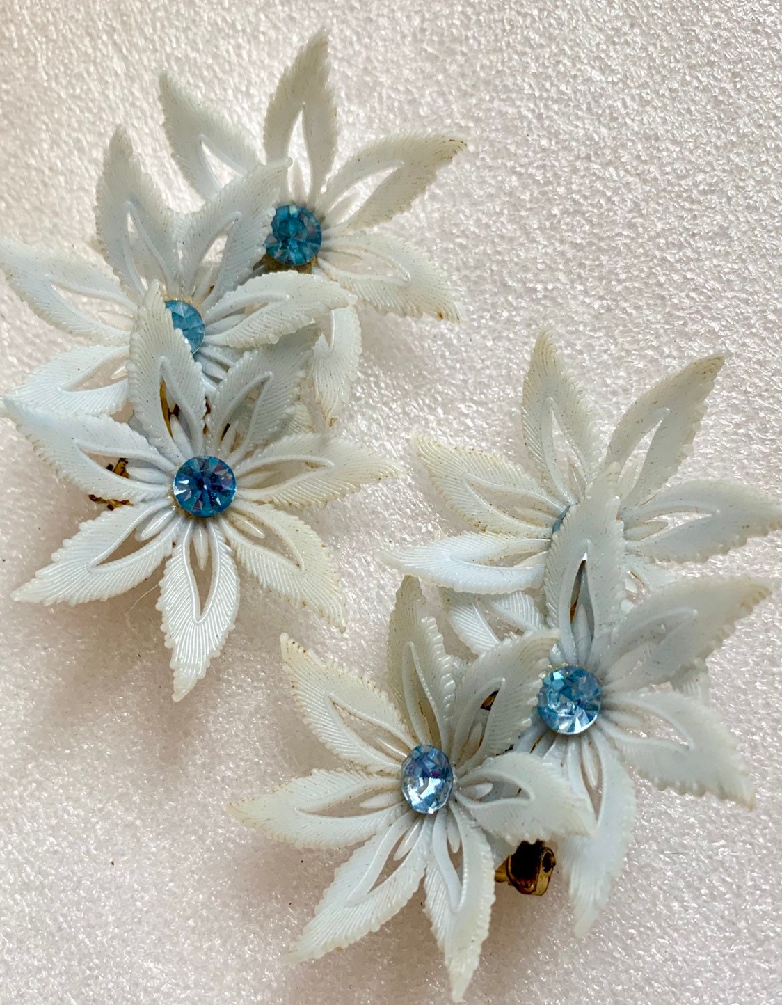 Vintage Ohrringe Kletterer Blumen Blassblau Mit Blau Glitzernden Strasssteinen von GiosGems