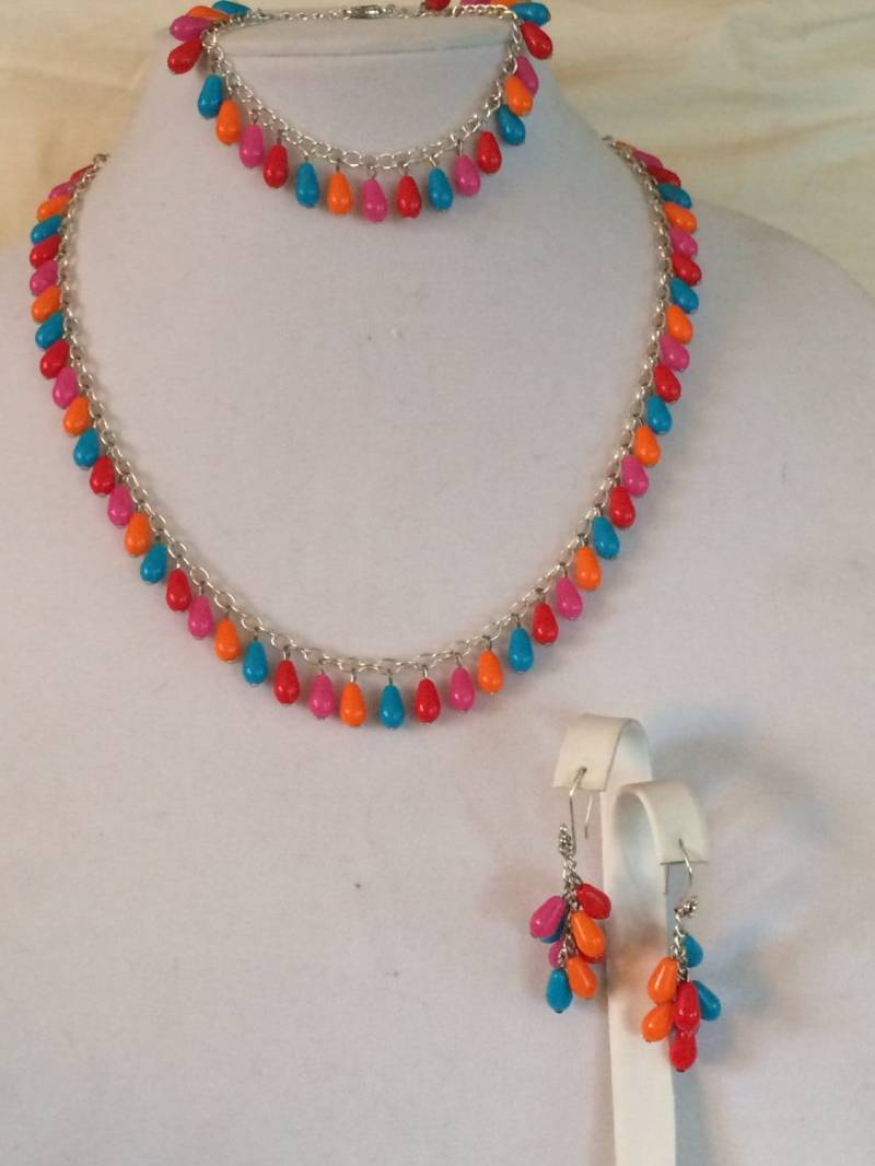 Vintage Perlenkette Armband Ohrringe Gesetzt Bunte Lucite Tropfen Auf Silberkette von GiosGems