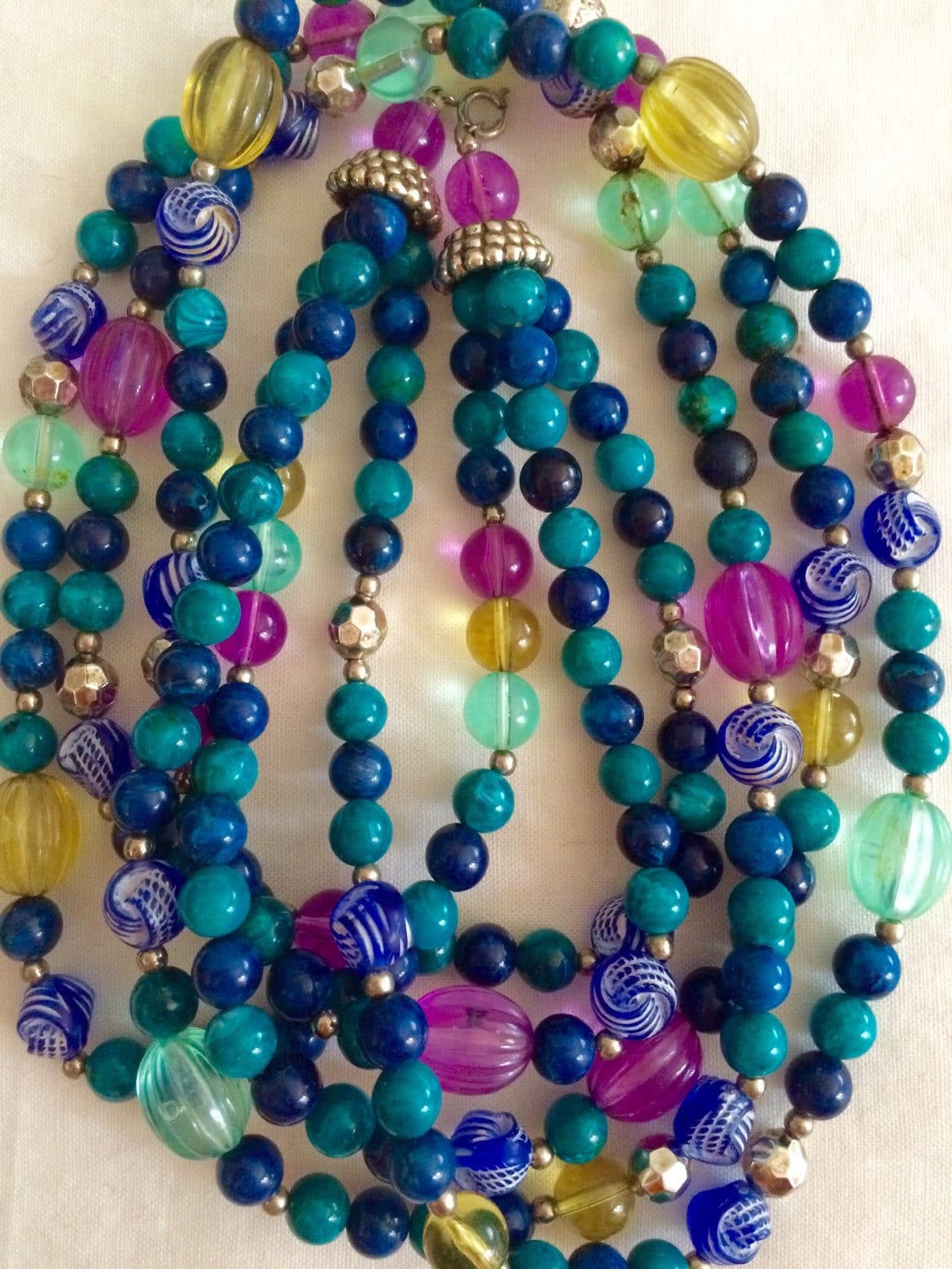 Vintage Perlenkette Dreistrang Bunt Blau-Grün Akzent Gelb 66 cm Perlen Kette Anhänger Vintage von GiosGems