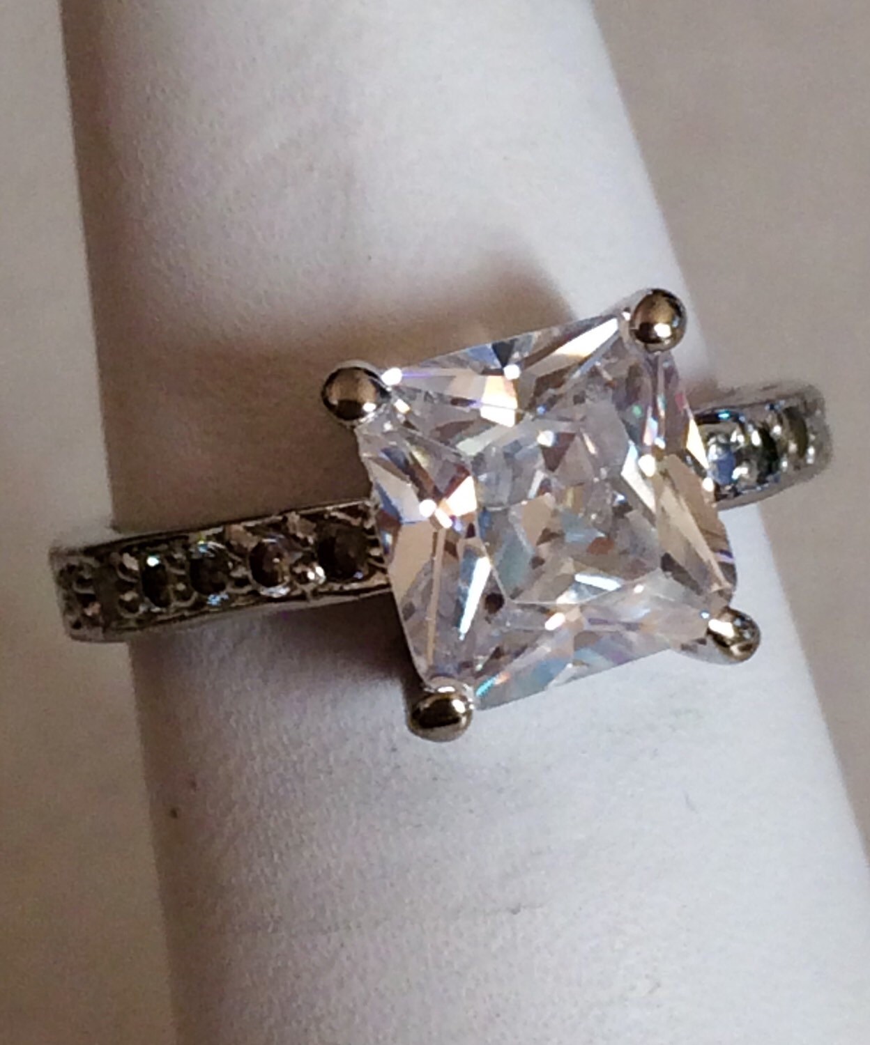 Vintage Sterling Silber Cz Princess Cut Solitärring Mit Akzenten Größe 6 von GiosGems