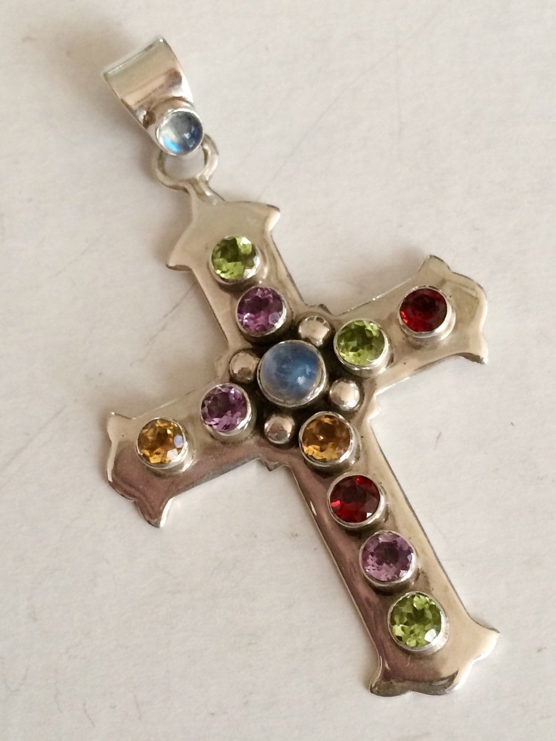 Vintage Sterling Silber Kreuz Anhänger Mit Mehreren Halbedelsteinen in Fabelhaftem Zustand von GiosGems