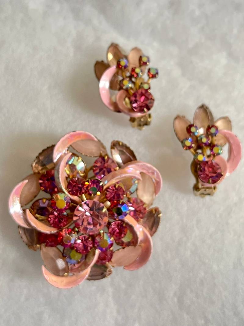 Vintage Strass Und Emaille Rosen Brosche & Ohrring Set in Rosa Buchstück von GiosGems