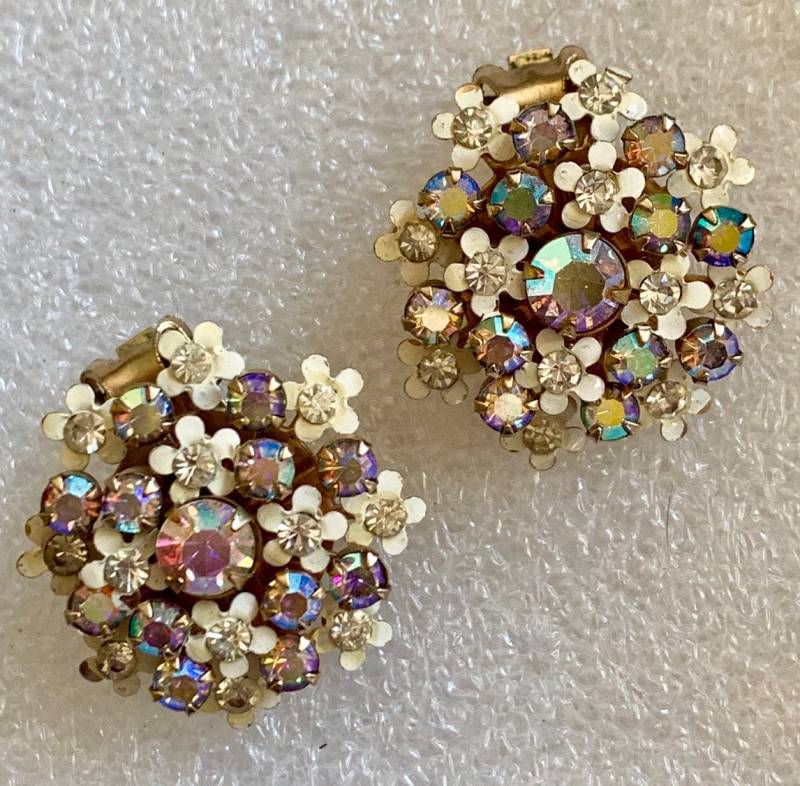 Vintage Weiss Ohrringe Strass & Emaille Floral Cluster Schöne Braut Oder Hochzeit Party Accessoire Ausgezeichnetem Zustand von GiosGems
