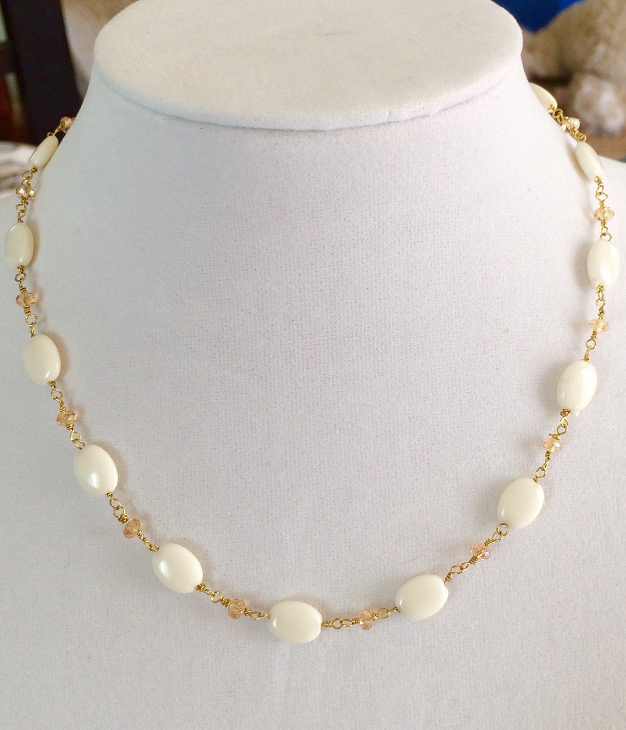 Zarte Handgefertigte Halskette Mit Weissen Vintage Lucite Perlen & Swarovski Kristallen Von Gio's Gems von GiosGems