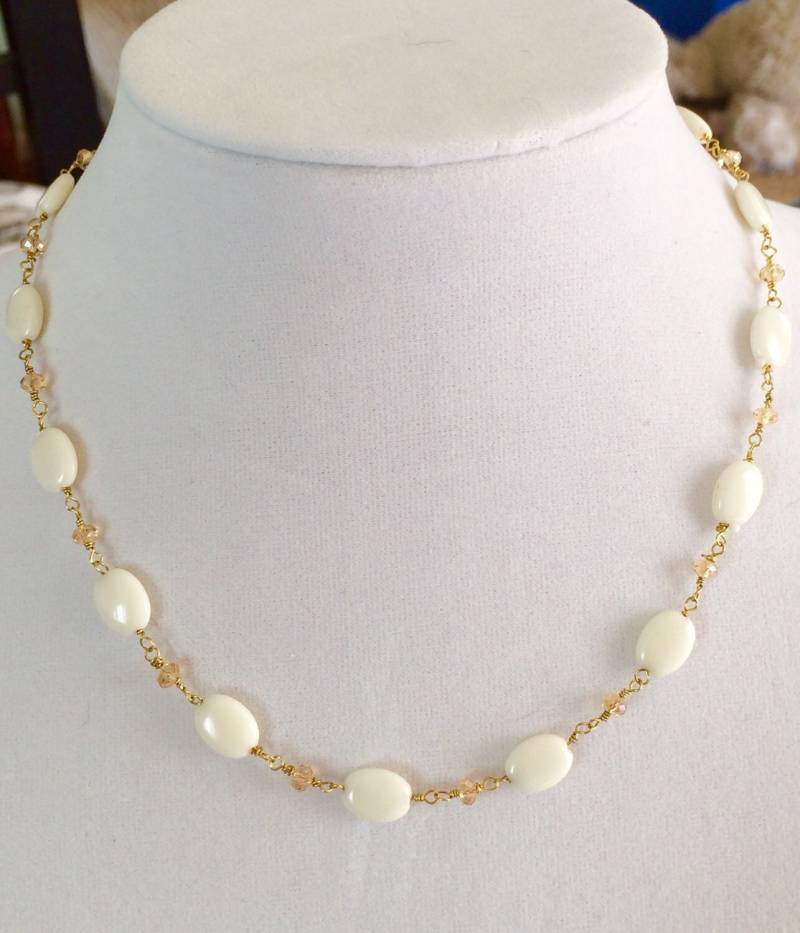 Zarte Handgefertigte Halskette Mit Weissen Vintage Lucite Perlen & Swarovski Kristallen Von Gio's Gems von GiosGems