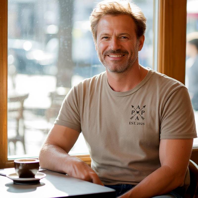 Papa Shirt Mit Babyname - Geschenk Zur Geburt Für Werdende Väter Personalisiertes T-Shirt Neue Papas Seit 2025 von GipfelcraftsDE