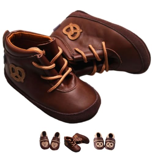 Gipfli Geschenkbox: Babyschuhe Braun Gr. 22/23 mit Brezel Motiv & Trachtensocken Braun mit Quaste von Gipfli