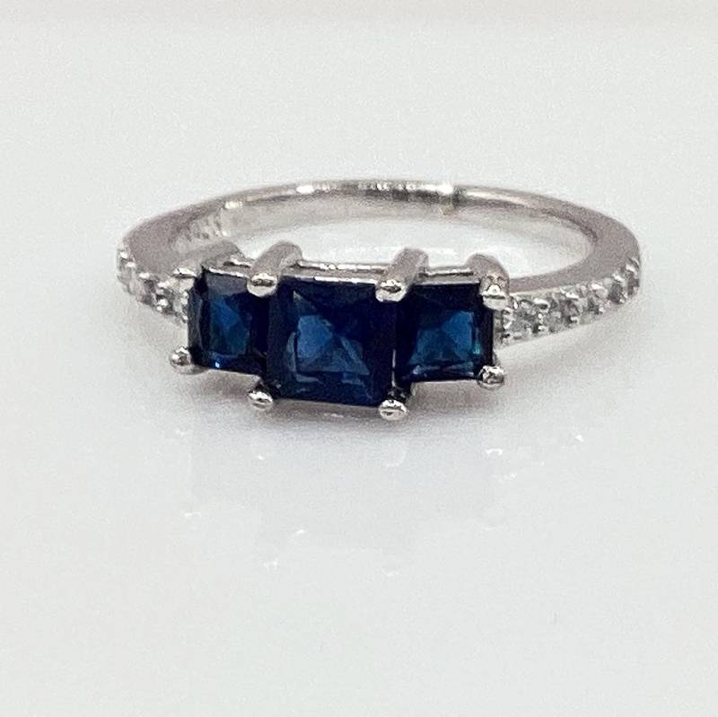 Blauer Saphir Ring 3 Stein Jubiläum Band Quadrat September Jahrestag Geburtstagsgeschenk von GipsyJewelers