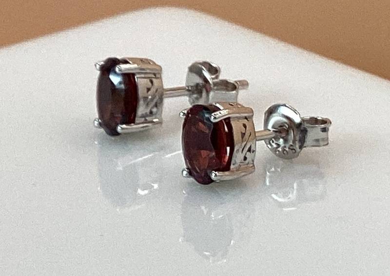 Granat Ohrringe Oval 7 X 5 Mm Ohrstecker Januar Geburtsstein Geburtstag Geschenk Sweet Sixteen Brautjungfer von GipsyJewelers