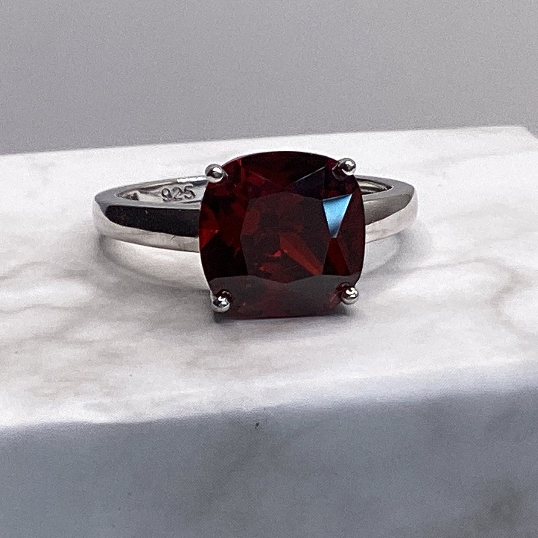 Granat Ring Schöne Sterling Silber Kissenschliff Viel Bling Januar Geburtsstein Verlobung Geburtstag Granat Ring Schöne Sterling Silber Kissenschliff Viel Bling Januar Geburtsstein Verlobung Geburtstag von GipsyJewelers