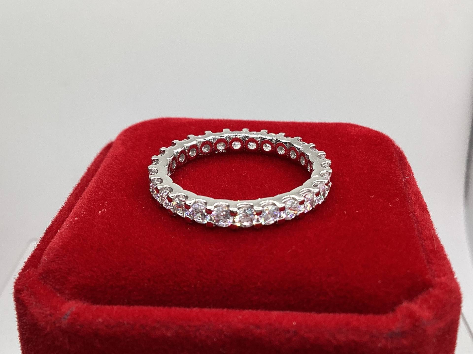 Jubiläumsband Kontinuierliche Eternity Band Hochzeitsband Stapelband Daumenring Diamant Moissanite Lab Gewachsen Jubiläumsgeschenk Jubiläumsband Kontinuierliche Eternity Band Hochzeitsband Stapelband Daumenring Diamant Moissanite Lab Gewachsen Jubiläumsgeschenk von GipsyJewelers