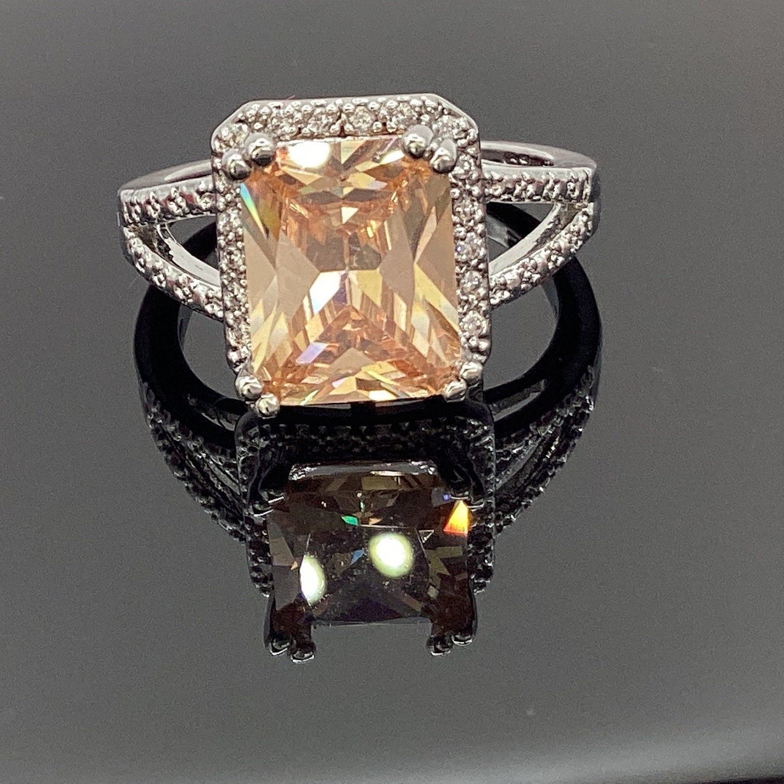 Morganit Ring Champagner Diamant Halo Moissanit Verlobung Geschenk Verlobungsring Birthstone Morganit Ring Champagner Diamant Halo Moissanit Verlobung Geschenk Verlobungsring Birthstone von GipsyJewelers