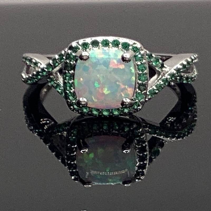 Opal Ring Kissen Cut Mit Smaragde Feueropal Regenbogen Verlobungsring Birthstone von GipsyJewelers