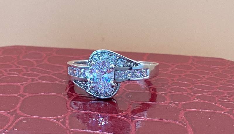 Ring Oval Mittelstein Runde Kanal Set April Birthstone Verlobungsring Moissanit Lab Zuchtdiamant Geschenk von GipsyJewelers
