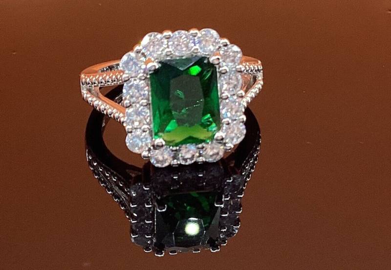Smaragd Grün Halo Ring Cut Lab Mai Birthstone Geburtstagsgeschenk Brautjungfer Geschenk von GipsyJewelers