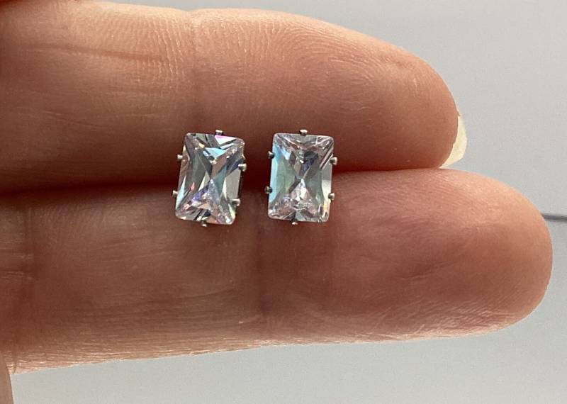 2 Karat Radiant Cut Zirkonia Ohrringe April Geburtstag Hochzeit Jubiläum Geschenk Moissanite Lab Grown Diamant Mama Papa von GipsyJewelers