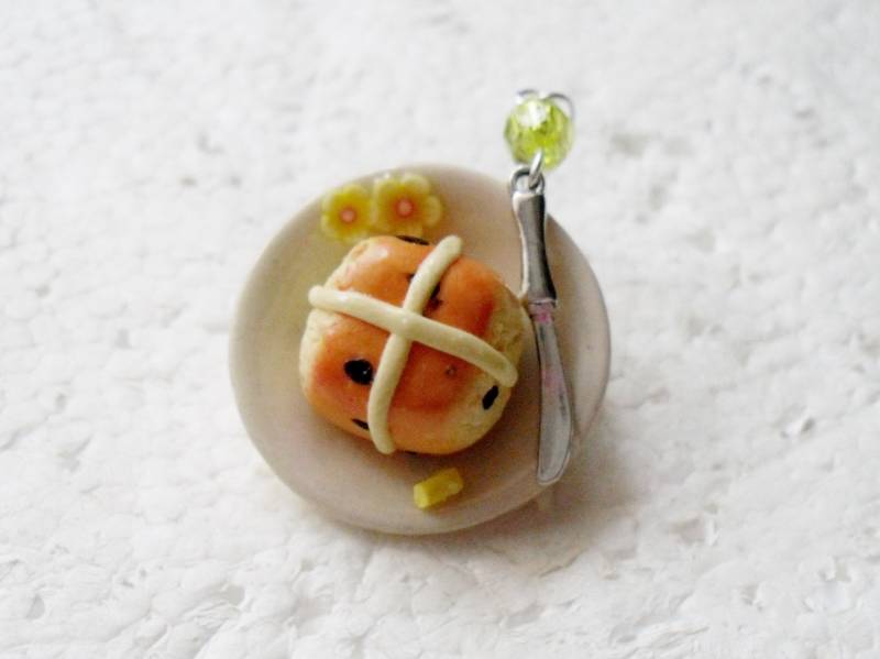 Hot Cross Bun Anhänger Polymer Clay von GiraffesKiss