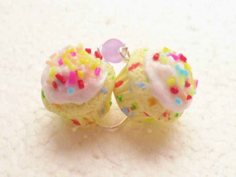 Konfetti/Funfetti Cupcake Ohrringe. Polymer Clay von GiraffesKiss
