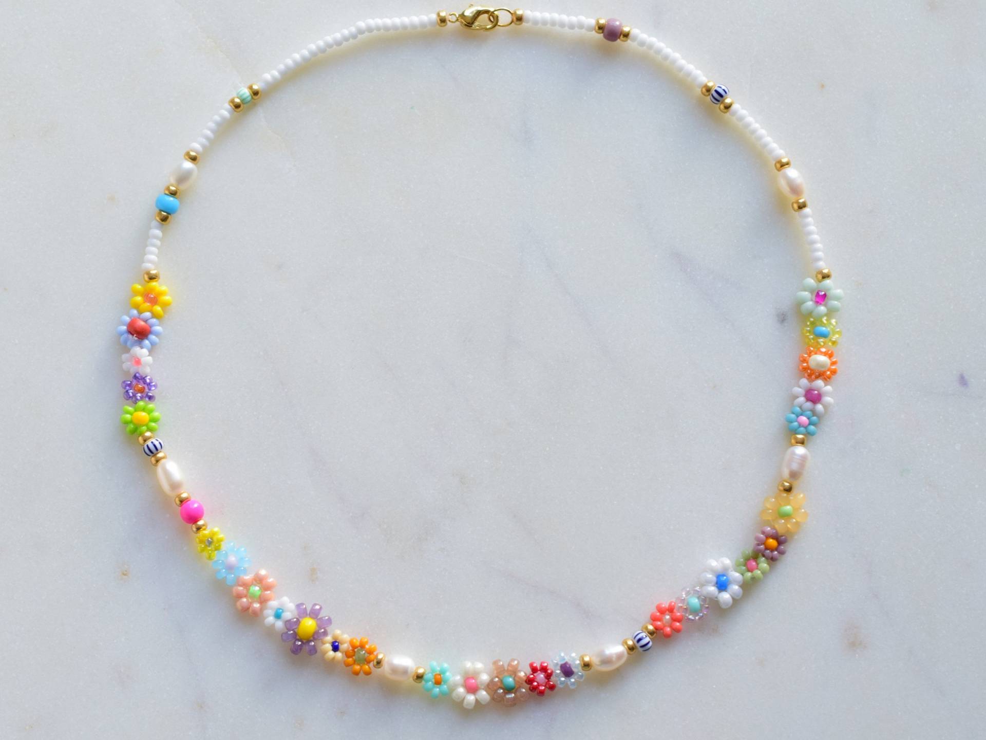 Bunte Perlenkette, Gänseblümchen Halskette, Geburtstagsgeschenk Für Freundin, Muttertagsgeschenk Sie , Süsswasserperlenkette Blumen von GirassolBeads