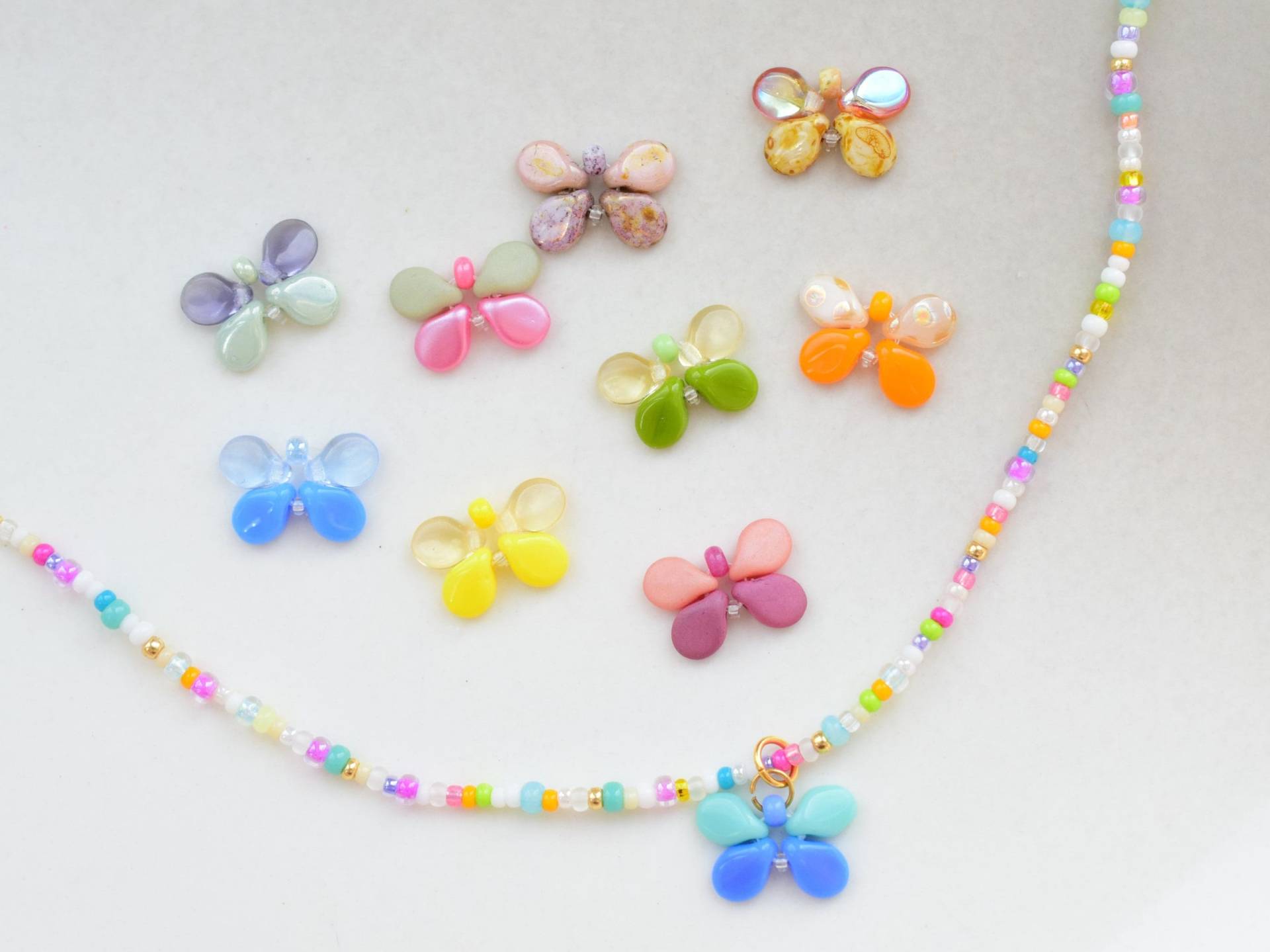 Schmetterling Anhänger Kette, Bunte Rocailles Halskette, Geschenk Für Teenager Mädchen, Freundschaftskette, Muttertagsgeschenk Schmuck von GirassolBeads