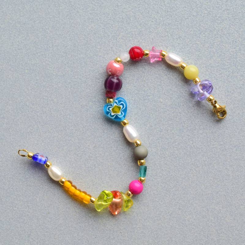 Buntes Perlenarmband Mit Süßwasserperlen, Millefiori Glasherz, Und Goldkette von GirassolBeads
