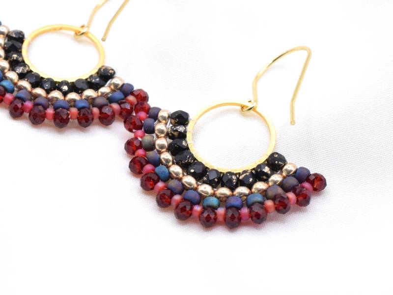 Unikat Perlen Creolen - Handgemachte Fächer Ohrringe in Rot Schwarz Gold Boho Statement Schmuck von GirassolBeads