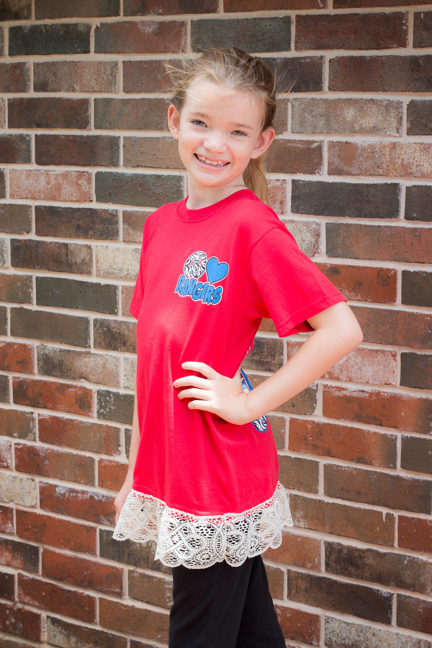 Mädchens Hand Verziert Peace Love & Rangers Rotes T-Shirt Mit Spitzenbesatz von GirlCreationsbyGigi
