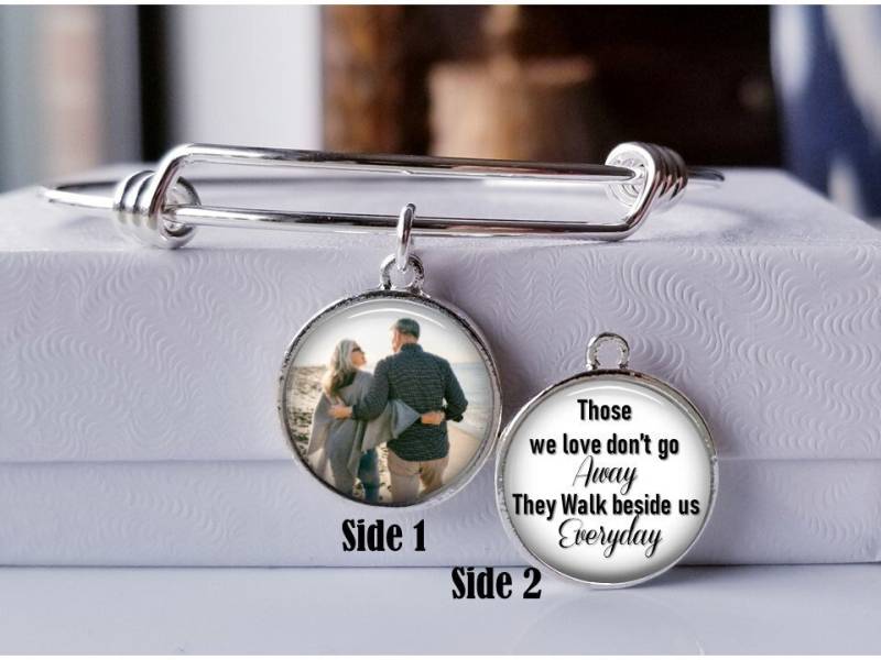 Erinnerungsarmband Mit Doppelseitigem Foto-Charm Und Personalisiertem Zitat Auf Der Rückseite Wir Lieben Nicht Weggehen Oder Ihren Eigenen Fotos von GirlPowerPendants
