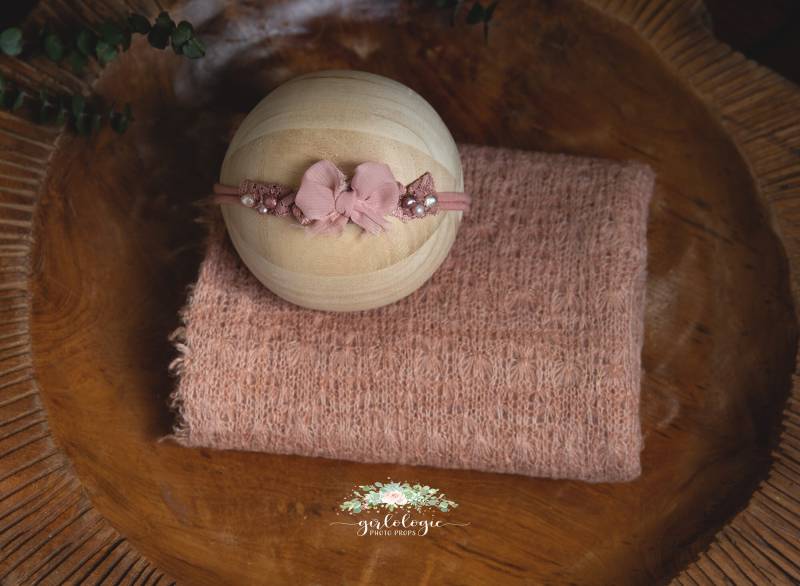 Neugeborenen Mauve Pink Perlen Spitze Schleife Raffhalter Pullover Prop Wrap Baby Mädchen Foto Dusty Rose Stirnband Strukturmuster Fringe Layer von GirlologiePhotoProps