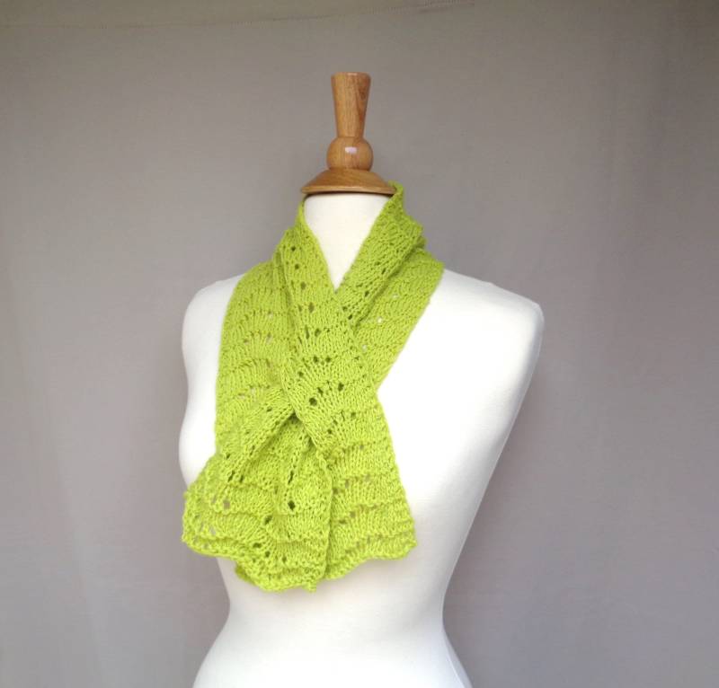 Chartreuse Grüner Schlüsselloch-Schal, Kaschmir-Merino-Wolle, Handgestrickter Halsschal, Damen Halswärmer, Durchziehstil von GirlpowerKnits