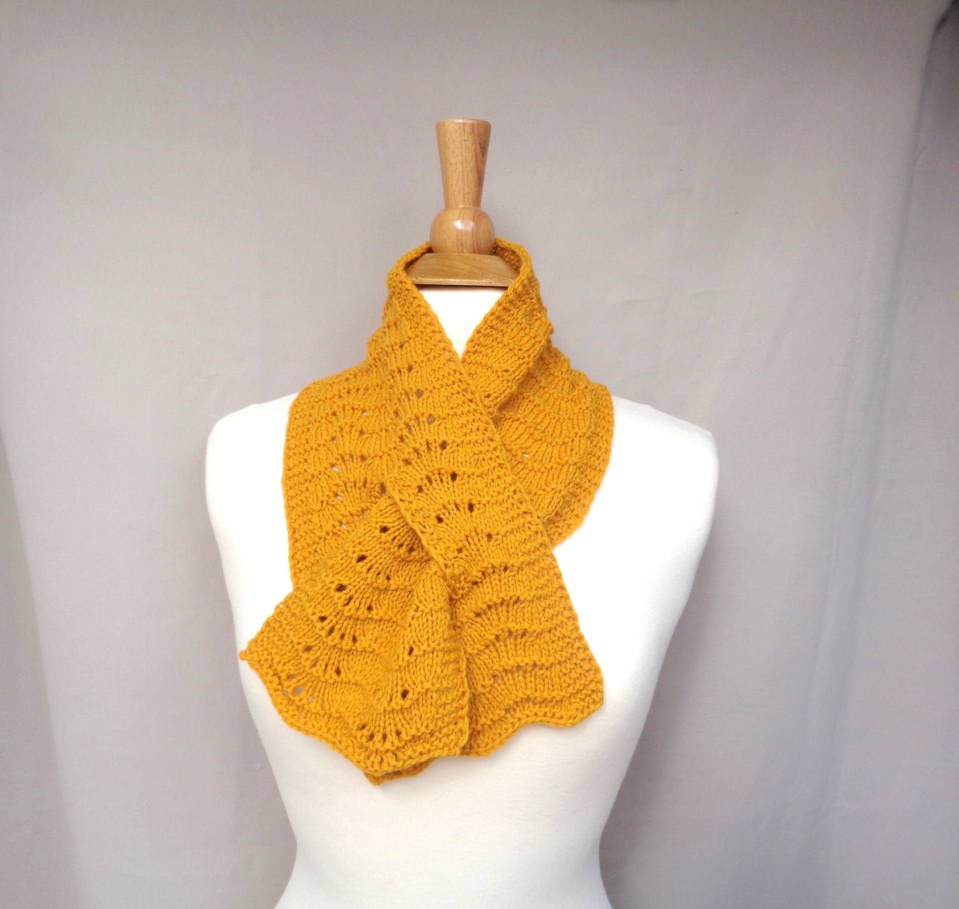 Gold Halswärmer Schlüsselloch Schal, Merino Kaschmir, Pull Through Ascot Gelb, Mutiges Accessoire, Damenmode Gold Halswärmer Schlüsselloch Schal, Merino Kaschmir, Pull Through Ascot Gelb, Mutiges Accessoire, Damenmode von GirlpowerKnits