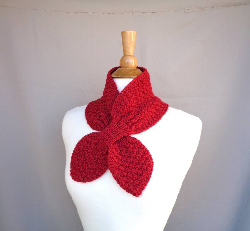 Handgestrickter Schlauchschal, Rot, Kaschmir, Merinowolle, Ascot Schleifenschal, Halswärmer, Damenstil von GirlpowerKnits