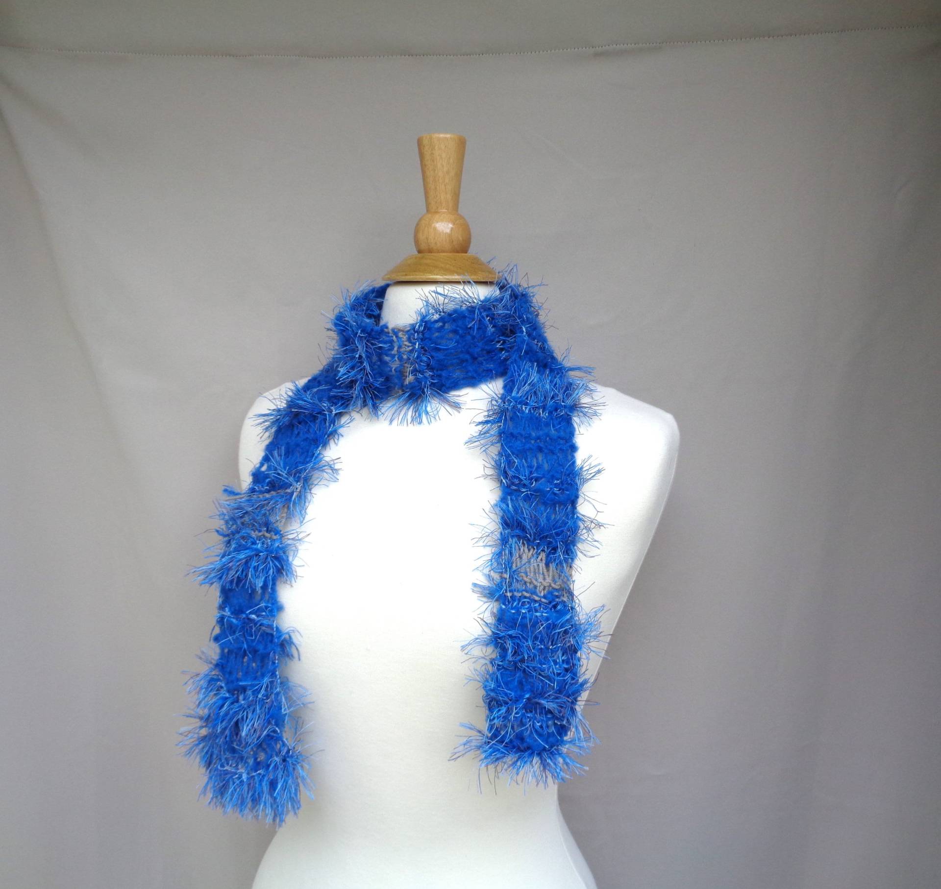 Hellblauer Skinny Schal, Crazy Art Designermode, Handgestrickt, Furry Texture, Team Frauen Teen Girls von GirlpowerKnits