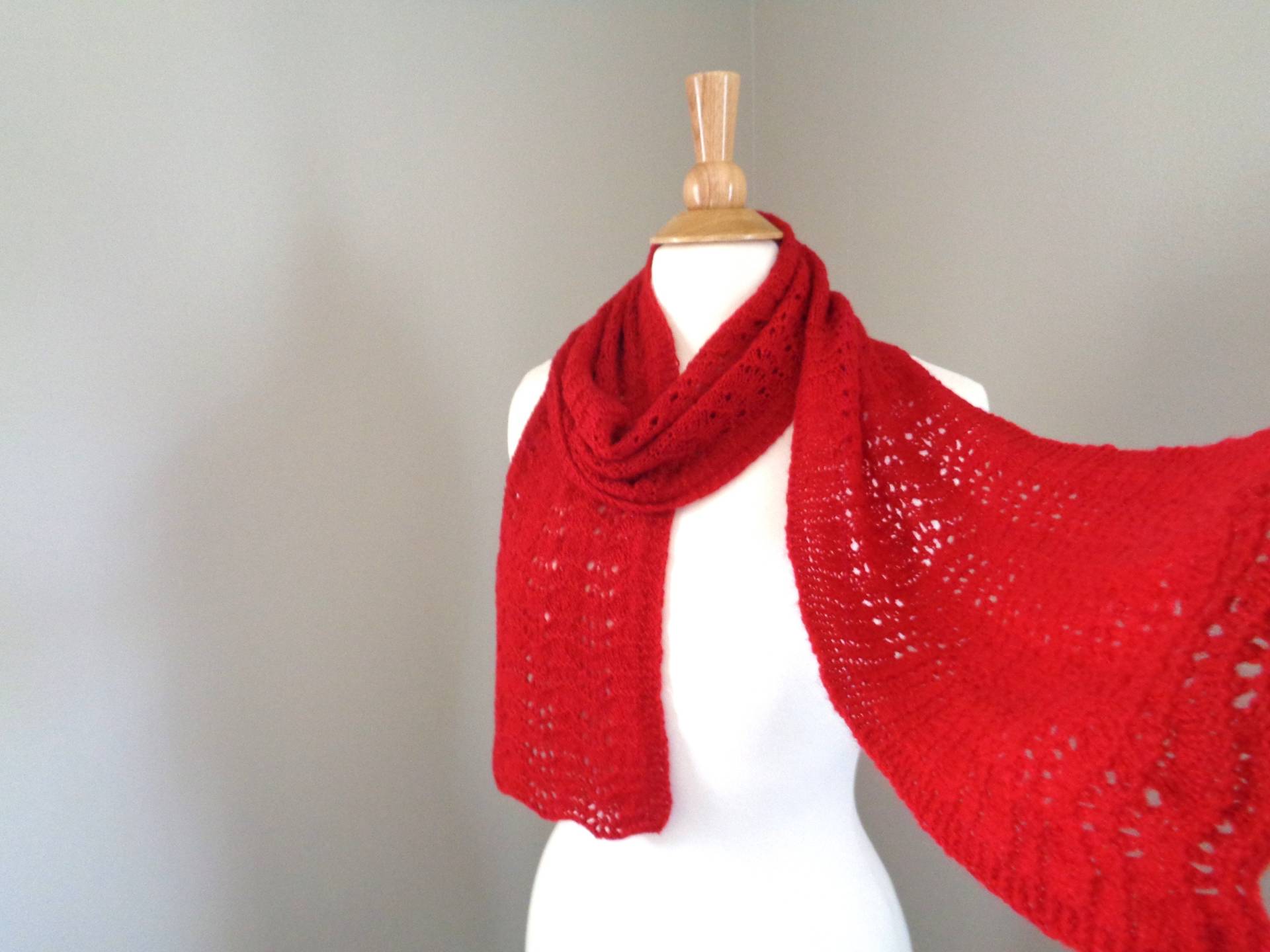 Knallroter Kaschmirschal, Leichte Spitze, Handgestrickt, Luxus Naturfaser, Eleganter Langer Schal, Weihnachtsgeschenk von GirlpowerKnits