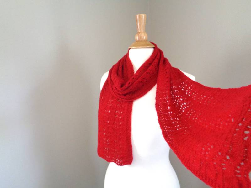 Knallroter Kaschmirschal, Leichte Spitze, Handgestrickt, Luxus Naturfaser, Eleganter Langer Schal, Weihnachtsgeschenk von GirlpowerKnits