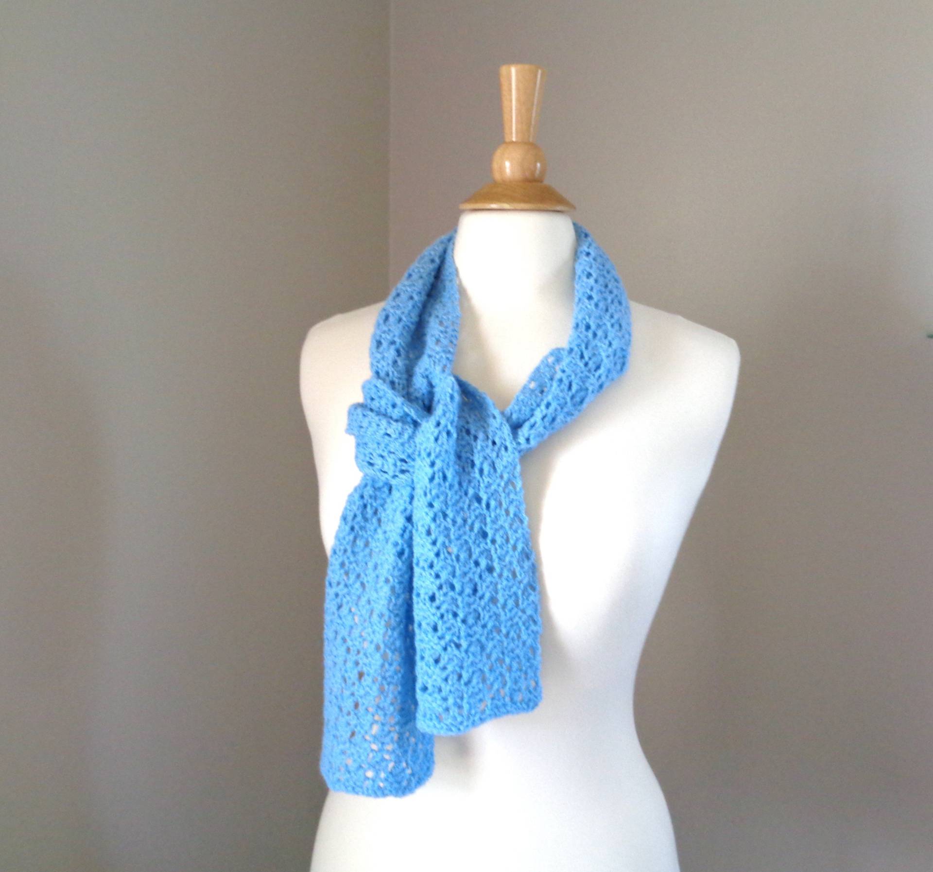 Kurzer Strickschal, Reiner Kaschmir, Aschenputtelblau, Handgestrickt, Naturfaser Luxusschal, Offenes Spitzenmuster, Damenschal von GirlpowerKnits